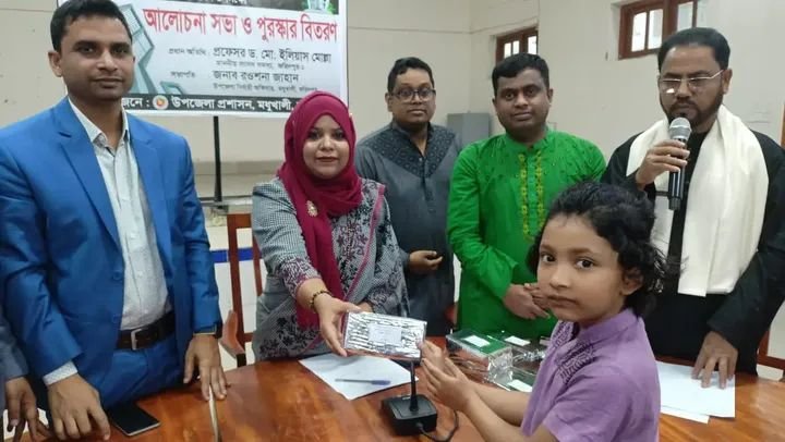 শিশুদের হাতে পুরস্কার তুলে দিলেন মধুখালী উপজেলা নির্বাহী কর্মকর্তা রওশনা জাহান